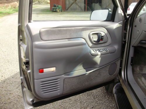 1999 GMC Suburban Sierra SLE 1500 4WD,Adult Owned,Very Nice,Rust Free Body, image 11