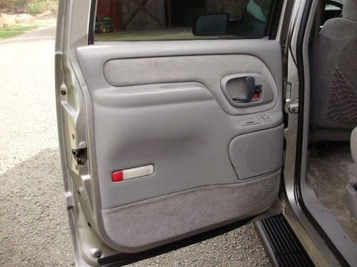 1999 GMC Suburban Sierra SLE 1500 4WD,Adult Owned,Very Nice,Rust Free Body, image 12