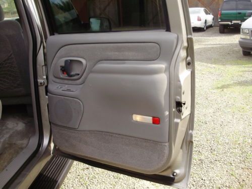1999 GMC Suburban Sierra SLE 1500 4WD,Adult Owned,Very Nice,Rust Free Body, image 13