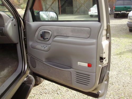 1999 GMC Suburban Sierra SLE 1500 4WD,Adult Owned,Very Nice,Rust Free Body, image 14