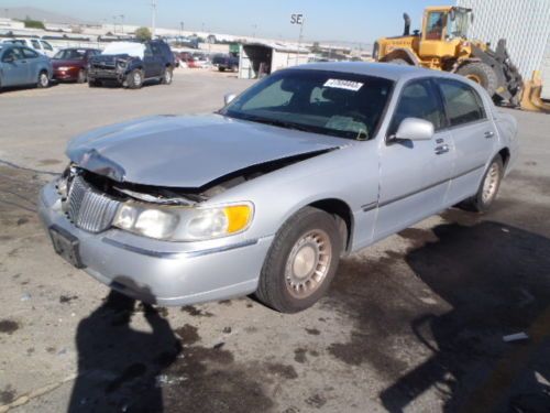 2000 lincoln town car executive sedan 4-door 4.6l