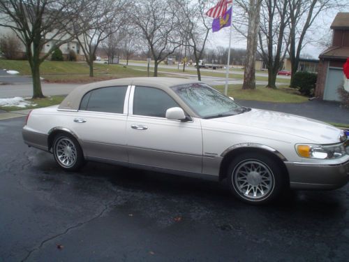 2001 lincoln towncar signature  71500  miles