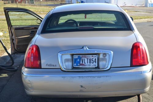 2001 Lincoln Towncar, image 2