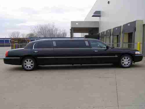 2008 Lincoln Town Car Executive Sedan 4-Door 4.6L, image 2