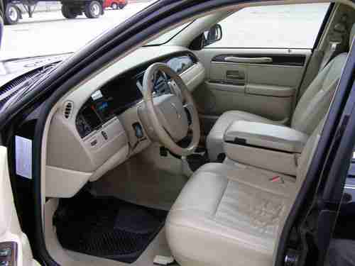 2008 Lincoln Town Car Executive Sedan 4-Door 4.6L, image 10
