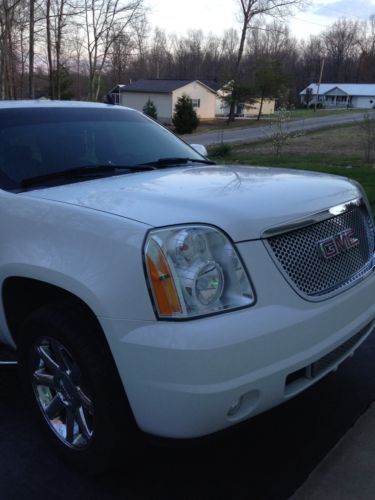 White yukon denali black interior, loaded with all options, awd