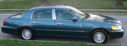 2001 lincoln towncar executive 1 owner 58k garage kept blue/blue excellent cond!