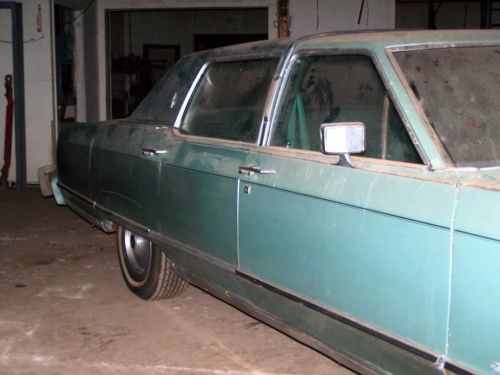 1976 Lincoln Continental Town Car 4 Door Sedan, image 3
