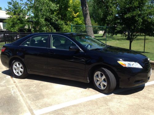 2007 black toyota camry le-leather, sunroof, alloy wheels. excellent condition