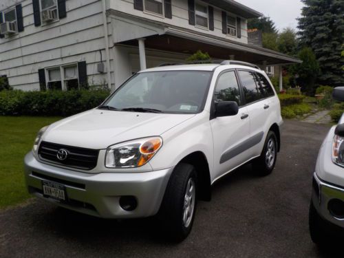 Toyota rav4, 2005, white, 4wd, clean, only 36,440 mi beautiful