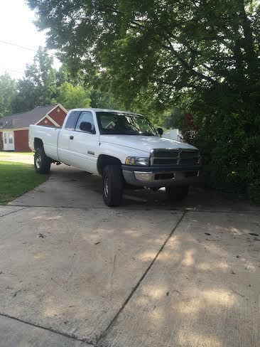 4x4 cummings dodge ram 2500 extra cab long wheel base 2000 model white/blck int.