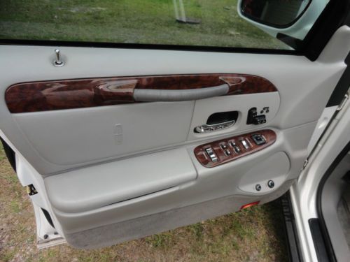 2002 Lincoln Town Car Signature Sedan 4-Door 4.6L, image 8