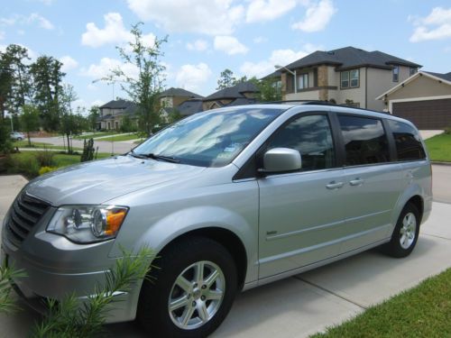 2008 town and country touring minivan - 1 owner