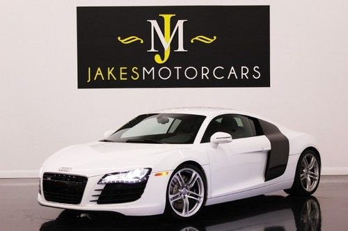 2009 r8 v8 r-tronic, white/black, highly optioned, 17k miles, pristine!!