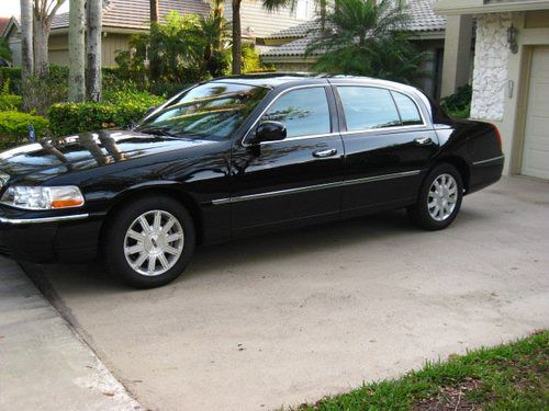 2010 lincoln town car exec l black one owner low miles  start the bidding now!!!