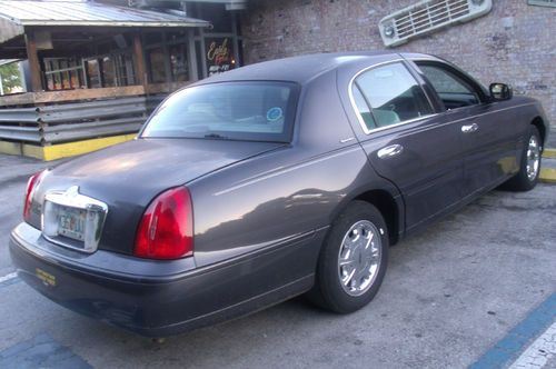 1998 Lincoln Town Car Signature Sedan 4-Door 4.6L, image 2