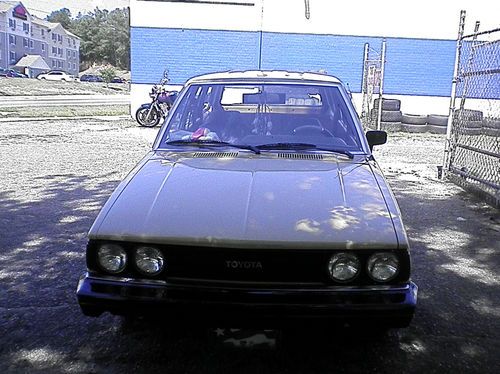 1981 toyota corolla 4d wagon , light yellow, very good conditions