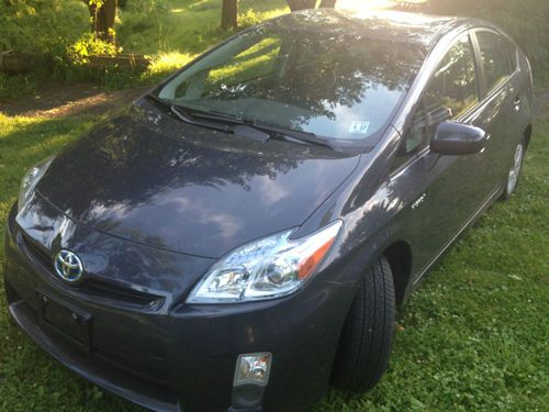 2011 toyota prius base hatchback 4-door 1.8l - like new