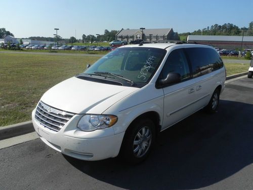 2005 chrysler town &amp; country clean car fax!