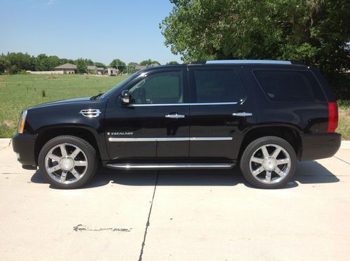 2007 cadillac escalade awd black/tan, nav/backup camera excellent condition!