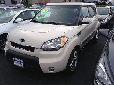 No reserve!!! fun little kia soul!! cool color scheme