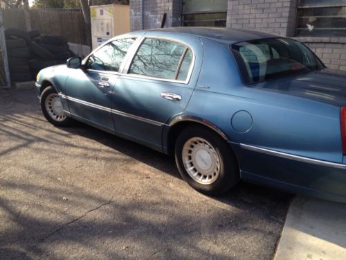 2001 lincoln town car executive sedan 4-door 4.6l