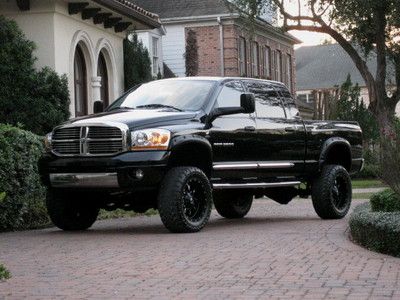 2500 mega cab 4x4 (laramie) lifted! htd seats..