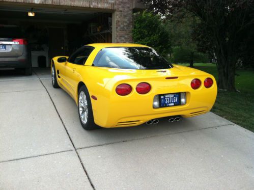 2002 chevrolet corvette base hatchback 2-door 5.7l