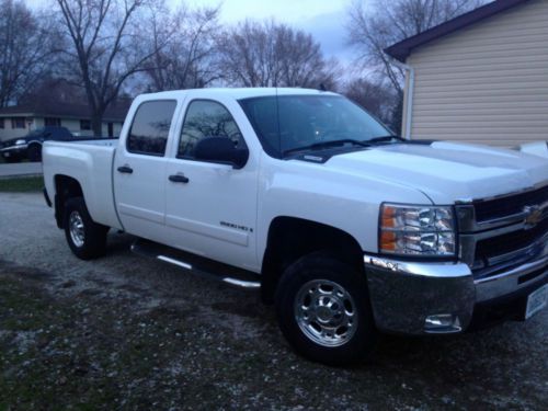 6.6l lmm duramax diesel summit white great condition 4door short bed