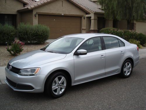 2014 volkswagen jetta tdi sedan, only 901 miles!!, no reserve!!!