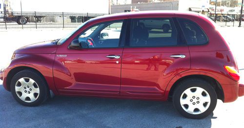 2004 chrysler pt cruiser base wagon 4-door 2.4l  low miles! great car!