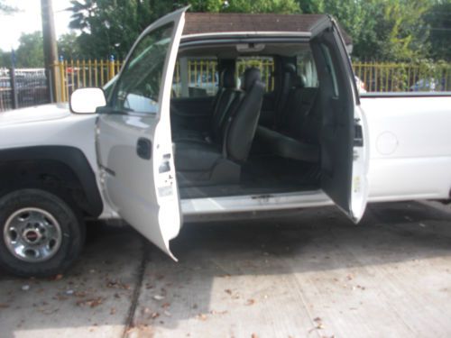This is a real good truck extended cab 4 doors automatic transmissio 6.0 engine
