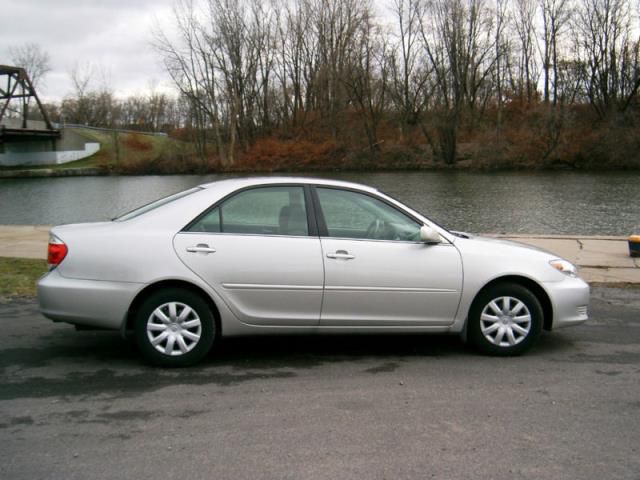 Toyota camry le sedan 4-door