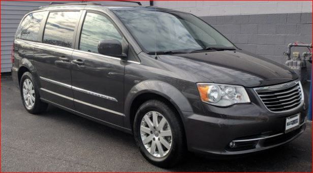 2016 chrysler town & country touring w/ 32k miles $13736