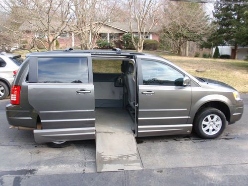 2010 chrysler town &amp; country touring !! wheelchair !! handicap !!