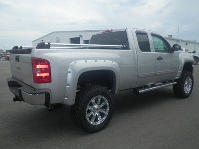 LIFTED LT1 SILVER BLACK INTERIOR VORTEC 5.3L V8  7 1/2