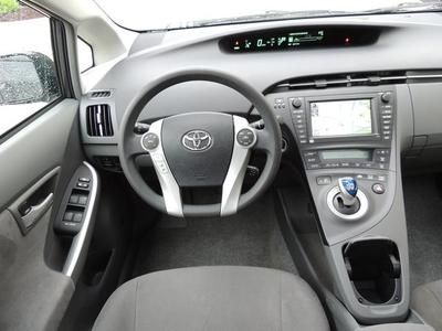 III Hybrid-electric Certified Hatchback 1.8L CD Solar Roof w/Navigation Package, image 13