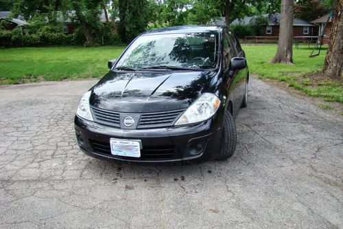 2009 Nissan Versa 1.6 Base Sedan 4-Door 1.6L Black, image 2