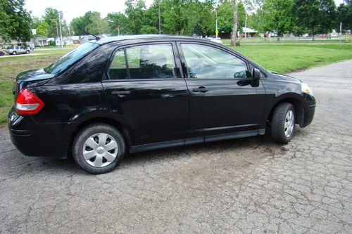 2009 Nissan Versa 1.6 Base Sedan 4-Door 1.6L Black, image 3