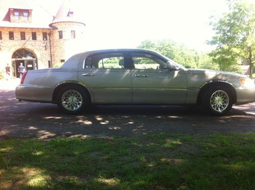 1999 lincoln town car signature sedan 4-door 4.6l