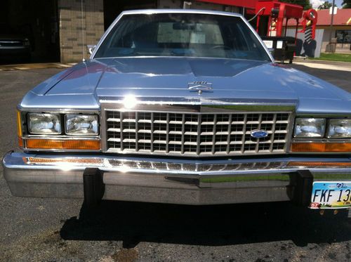 1985 Ford LTD Crown Victoria SUPER CLEAN !!!, image 2
