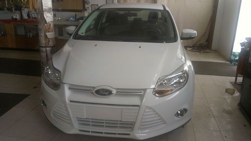 2012 ford focus se , 4 k miles , heated seats , aut. clean