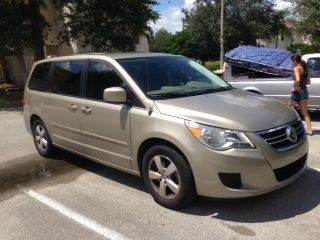 Vw routan se 2009 gold