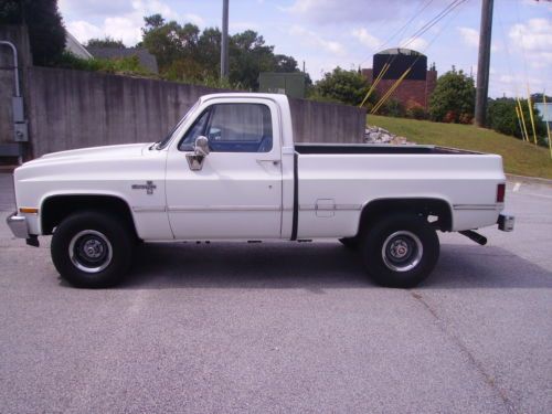 1985 Silverado 10 4X4 REAL NICE 87 Model FI V8 Engine 4 Speed Manuel Cold A/C, image 2