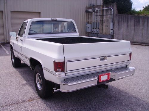 1985 Silverado 10 4X4 REAL NICE 87 Model FI V8 Engine 4 Speed Manuel Cold A/C, image 3