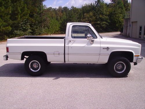 1985 Silverado 10 4X4 REAL NICE 87 Model FI V8 Engine 4 Speed Manuel Cold A/C, image 5