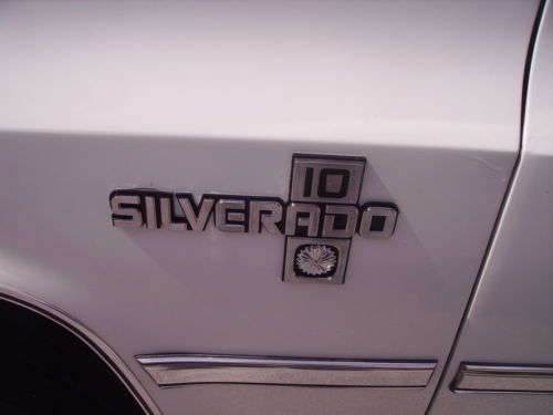 1985 Silverado 10 4X4 REAL NICE 87 Model FI V8 Engine 4 Speed Manuel Cold A/C, image 8