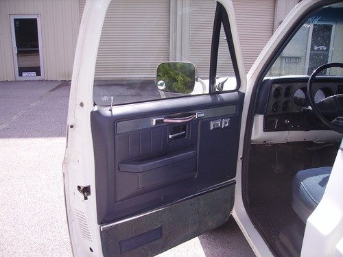 1985 Silverado 10 4X4 REAL NICE 87 Model FI V8 Engine 4 Speed Manuel Cold A/C, image 12