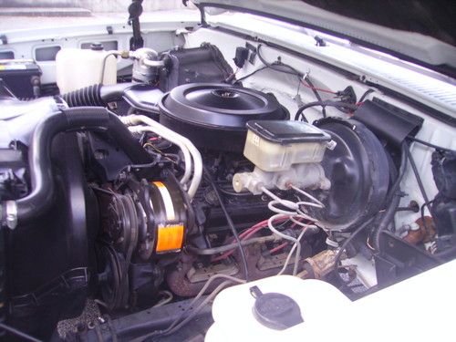 1985 Silverado 10 4X4 REAL NICE 87 Model FI V8 Engine 4 Speed Manuel Cold A/C, image 13
