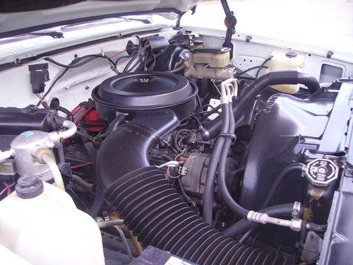 1985 Silverado 10 4X4 REAL NICE 87 Model FI V8 Engine 4 Speed Manuel Cold A/C, image 14
